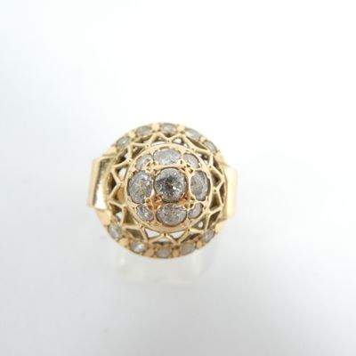 une image d'une bague en diamant sur une surface blanche