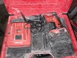 une boîte à outils rouge avec des outils sur le sol