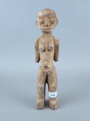 une image représentant la statue d'un homme portant une étiquette sur la poitrine