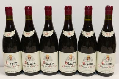 six bouteilles de vin rouge alignées sur une table