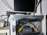 un ordinateur posé sur une armoire