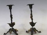 paire de bougeoirs anciens en laiton ornés de fleurs et de feuilles