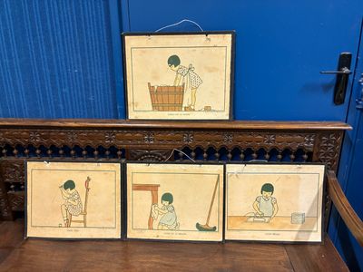 trois photos encadrées d'un homme et d'une femme assis sur un banc