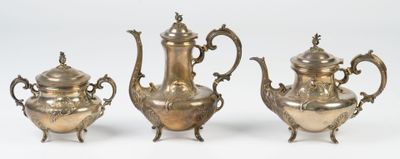 trois pièces d'argenterie ancienne sur fond blanc