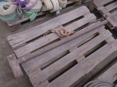 un tas de vieilles palettes en bois sur lesquelles sont enroulées des cordes