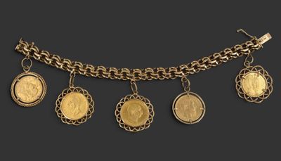 un bracelet en or composé de cinq médaillons montés sur une chaîne