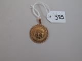 gros plan d'une pièce d'or sur une ficelle avec une étiquette de prix