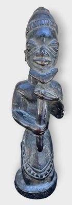 AFRIQUE - DAOUME Statuette en bois sculpté figurant un homme…