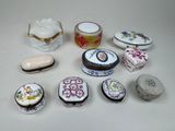 un grand nombre de petites boîtes posées sur une table