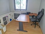 un bureau avec une chaise et un ordinateur dans une pièce
