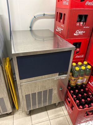 Des bouteilles de soda et de boissons gazeuses sont alignées dans un magasin
