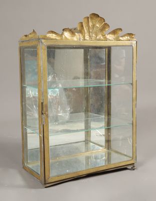 une vitrine en verre ornée d'un motif à la feuille d'or
