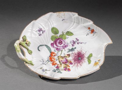 une assiette blanche avec un motif floral