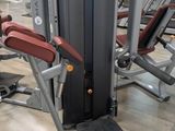 une machine posée sur le sol de la salle de sport
