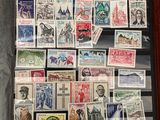 un grand nombre de timbres qui sont sur la table