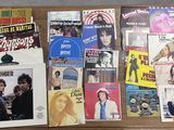 tout un tas de films posés ensemble sur la table