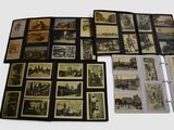 beaucoup de vieilles photos posées sur une table