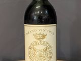 une bouteille de vin posée sur une table