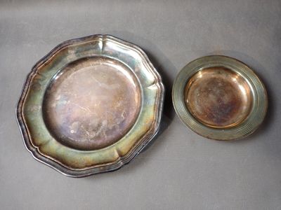 ERCUIS Plat en métal argenté, diam 26 cm on joint 1 coupelle