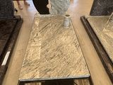 de nombreux types de granits exposés dans un magasin