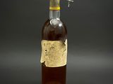 une bouteille d'alcool avec une étiquette dessus