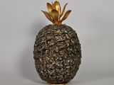 vase doré en forme d'ananas, orné d'une feuille d'or sur le dessus