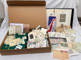 une boîte remplie de timbres et de cartes postales posée sur une table