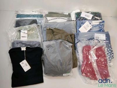 beaucoup de vêtements rangés dans des sacs posés sur la table