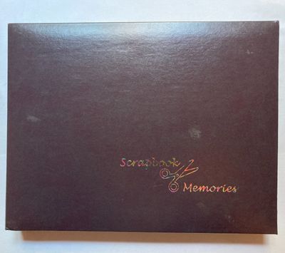 une boîte marron sur laquelle figurent des inscriptions sur un fond blanc
