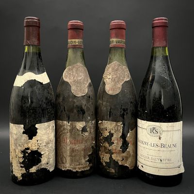 trois bouteilles de vin sont posées l'une à côté de l'autre sur une table
