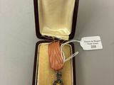une petite boîte contenant un collier, posée sur une table