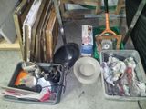 beaucoup d'objets posés sur le sol