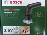 La boîte d'une brosse universelle Bosch est ouverte sur la table.