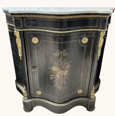 une photo d'un meuble peint en noir et or, avec un plateau en marbre