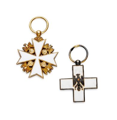 deux médailles et une croix sur fond blanc