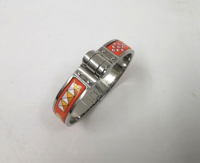 un gros plan d'une montre sur une surface blanche avec un fond blanc
