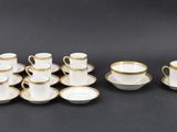 une image représentant un ensemble de tasses et de soucoupes posées sur une table