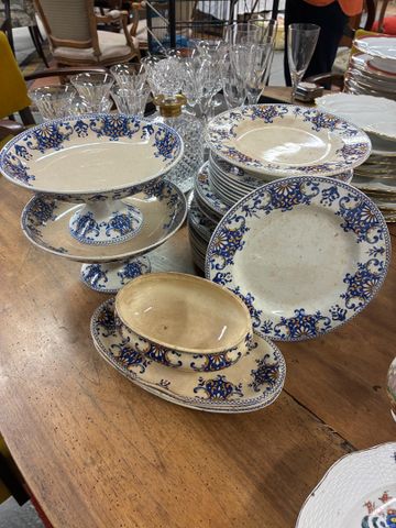 Partie de service en faïence de Lunéville : 2 assiettes montées, 