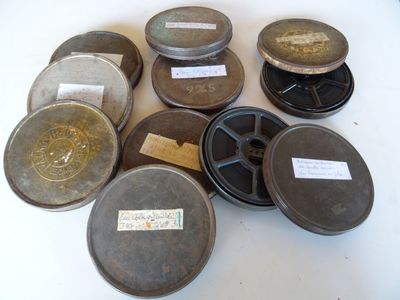 plein de vieilles boîtes posées sur une table