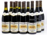 six bouteilles de vin sont alignées sur une surface blanche