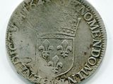 une vieille pièce d'argent surmontée d'une couronne