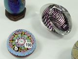 trois types différents d'objets en verre exposés sur une table