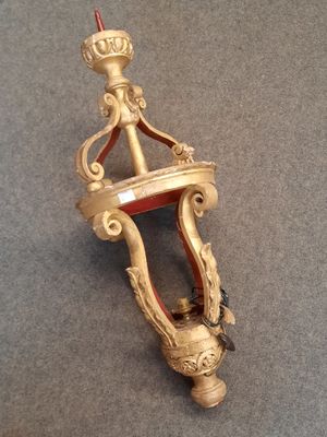 une horloge dorée et rouge accrochée au mur
