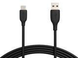 une image montrant un gros plan d'un câble USB branché à un chargeur