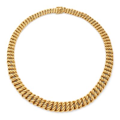 un collier « curbet » en or jaune sur fond blanc