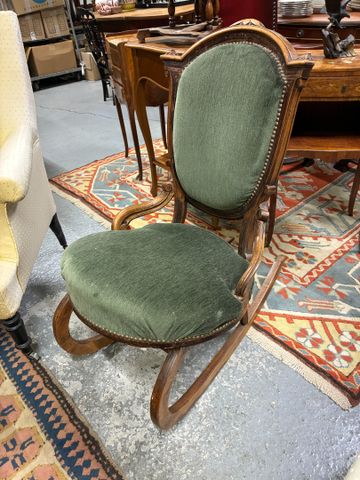 Amusante chaise à bascule garnie de tissu vert velours 