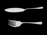deux fourchettes et une cuillère sur fond noir
