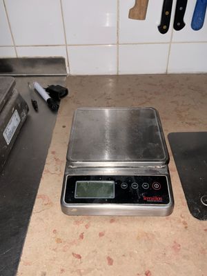 une photo d'une balance posée sur un plan de travail de cuisine