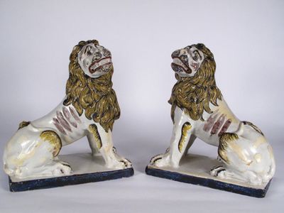 paire de lions anciens en céramique sur socles en marbre