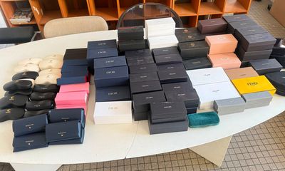 un grand nombre de boîtes posées sur une table